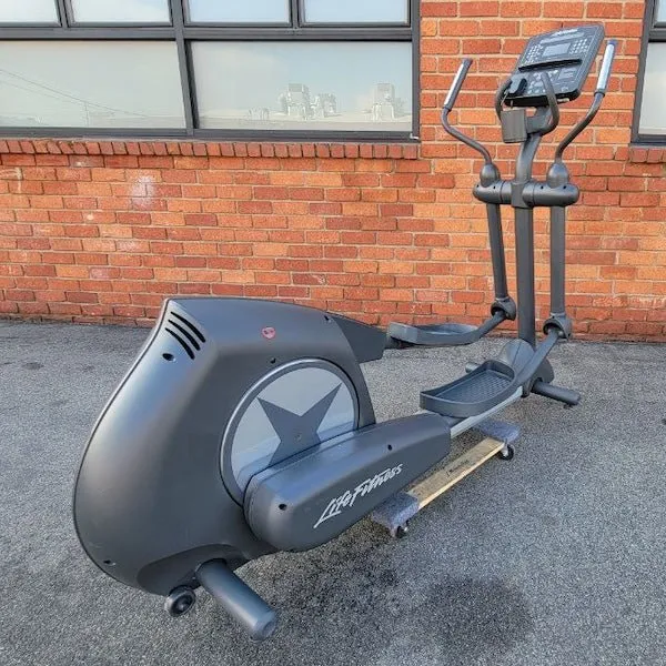 Life Fitness Integrity Series Elliptical Cross-Trainer (CLSX) - Refurbished